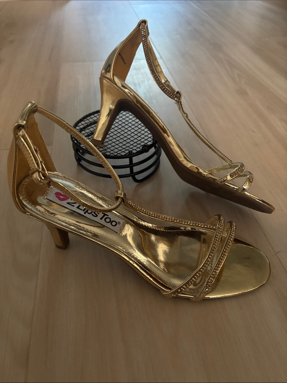 2 Lips Too Metallic Gold Too Ella T-Strap low heel  Sandal like New! Beautiful - Picture 3 of 16